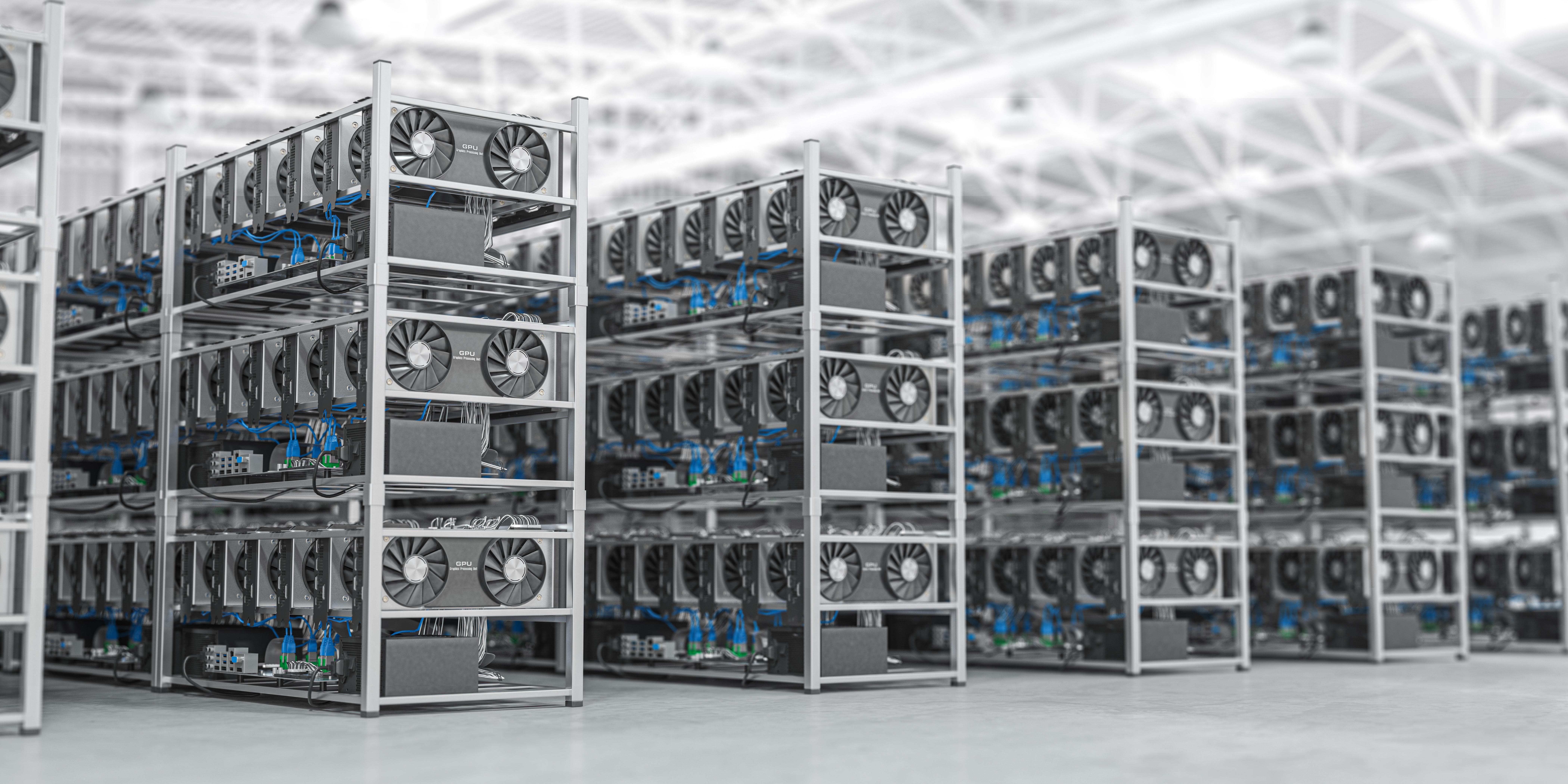 Mehrere Regale mit GPU-Servern