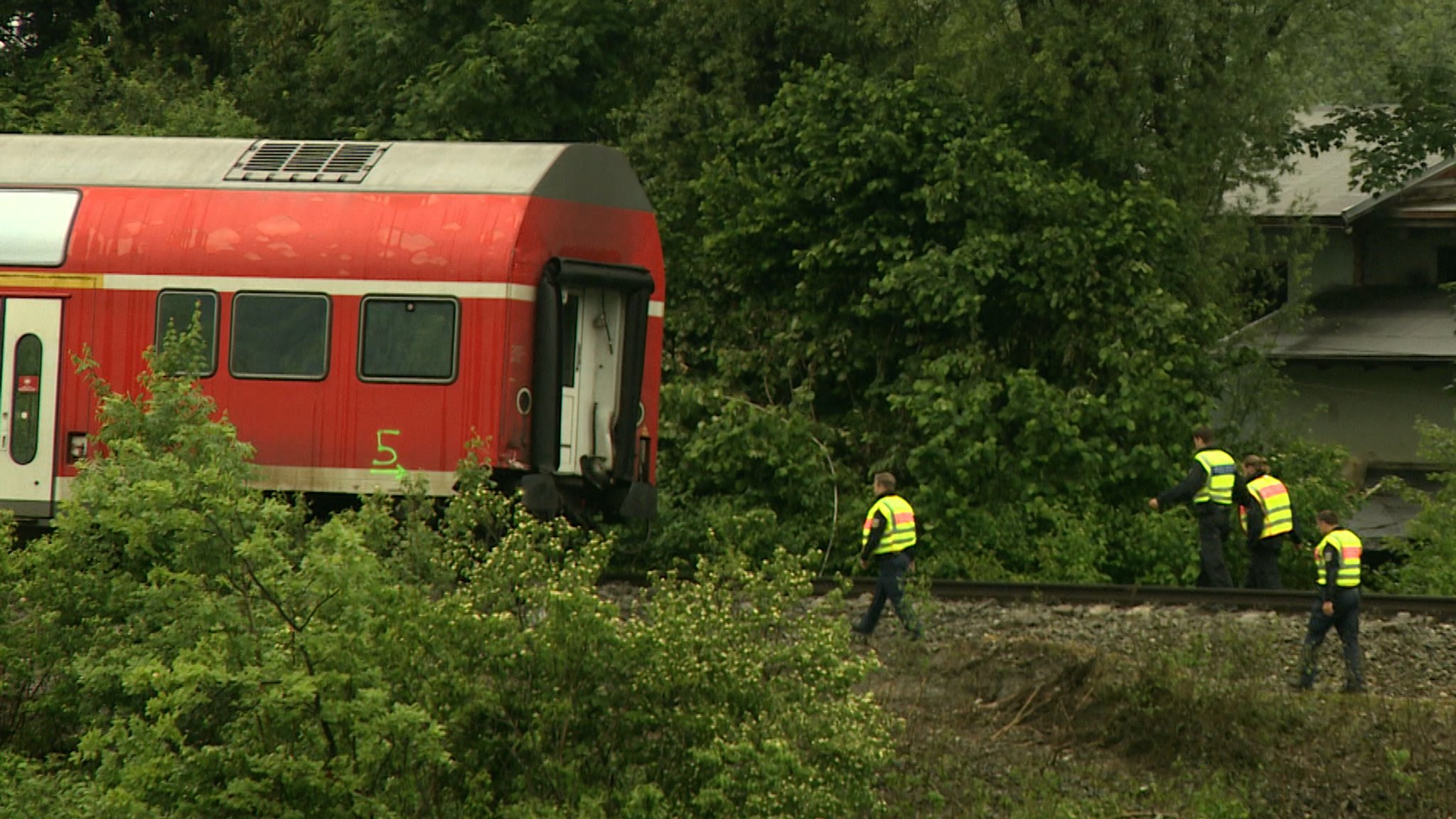 Aufräumarbeiten an der Unglücksstelle.