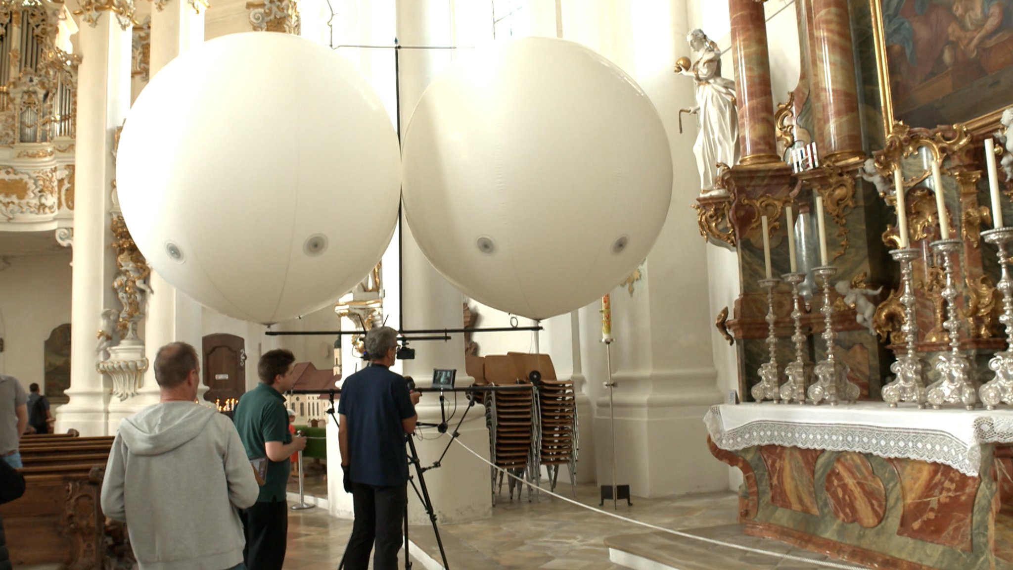Eine Installation mit Heliumluftbalon zum Monitoring der Wieskirche 