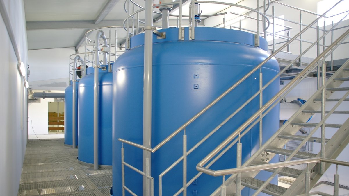 Wasseraufbereitungsanlage in Pattendorf: Durch Aktivkohlefilter werden dem Wasser Schadstoffe wie Atrazin, Desethylatrazin und andere entzogen
