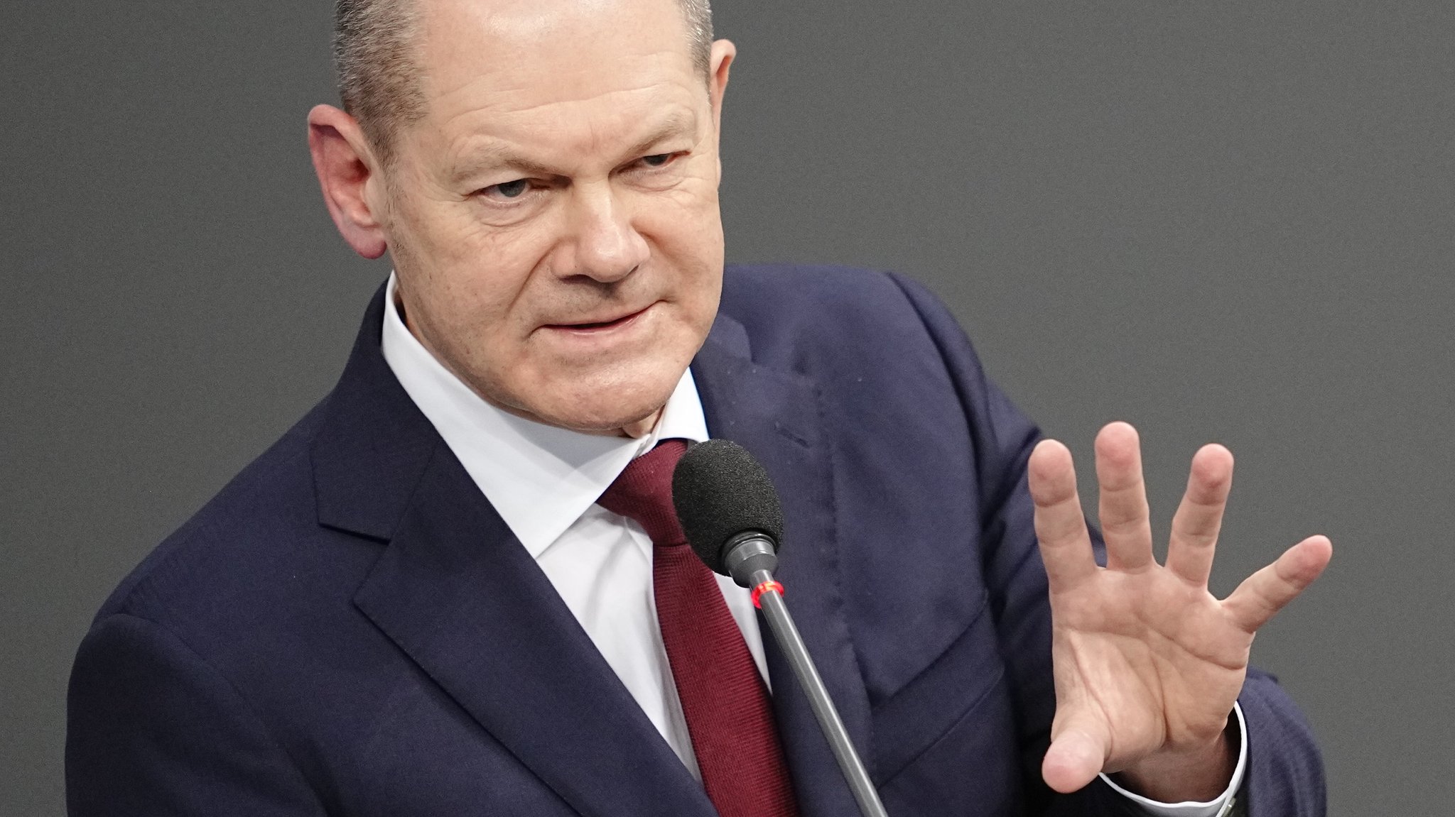 Bundeskanzler Scholz will die Corona-Auflagen schrittweise lockern. Bisherige Erfolge in der Pandemie-Bekämpfung dürften dabei aber nicht aufs Spiel gesetzt werden.