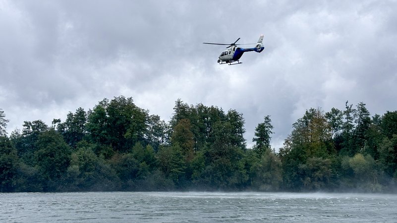 Polizeihubschrauber kreist über dem Happurger Baggersee. | Bild: BR/Florian Weber Polizeihubschrauber kreist über dem Happurger Baggersee.