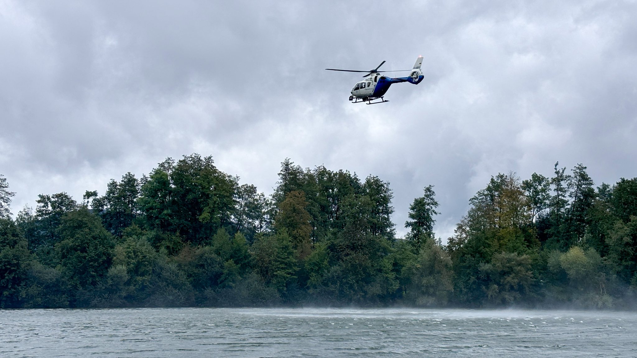 Polizeihubschrauber kreist über dem Happurger Baggersee.