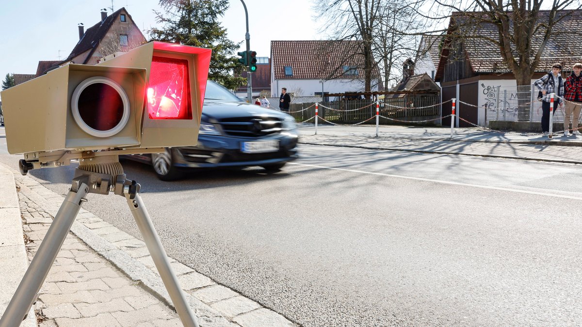 Ein Geschwindigkeitsmeßgerät löst vor einer Schule in Wendelstein bei einem Auto aus.