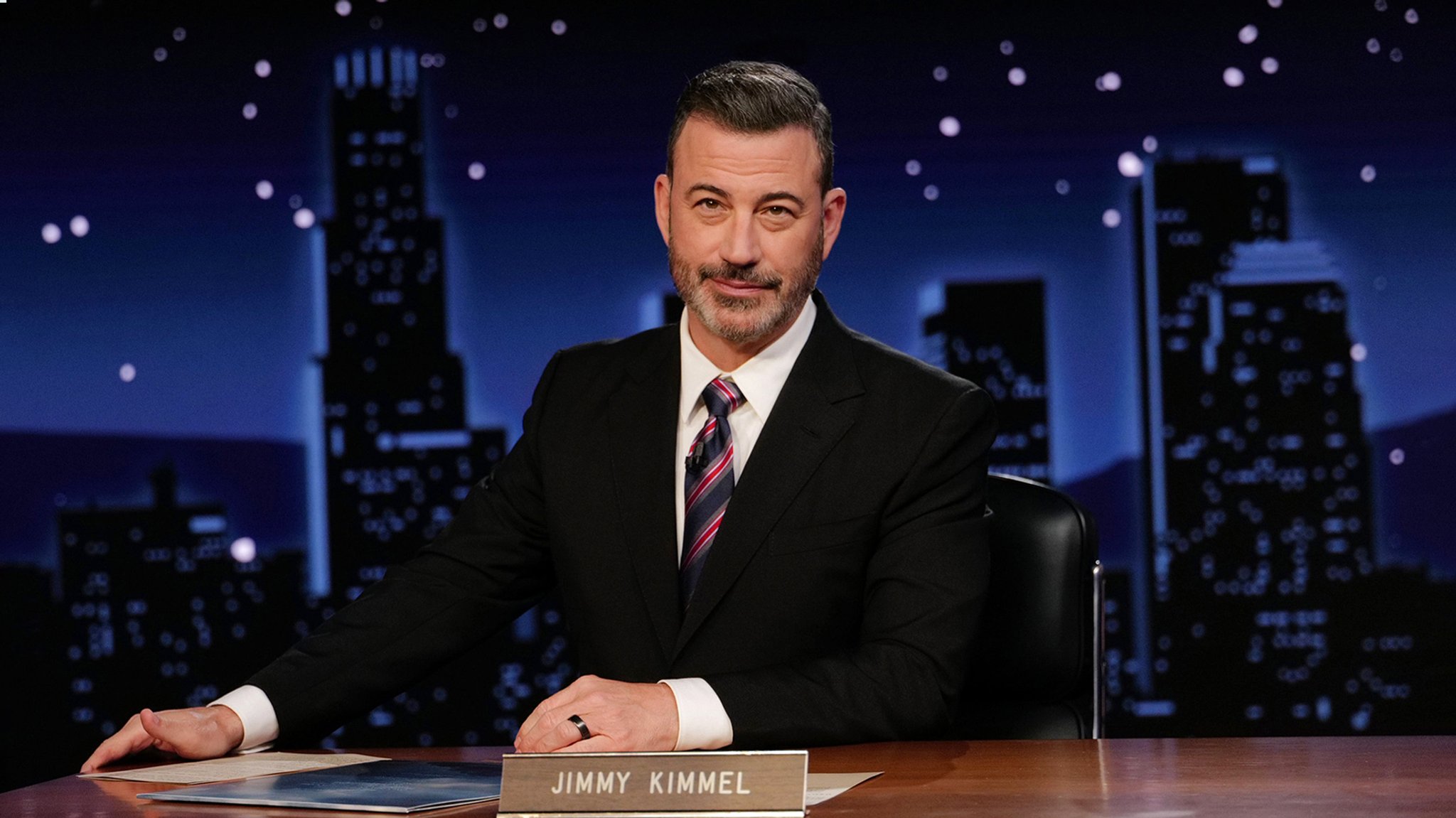 Nach knapp einer Woche Zwangspause ist der Moderator Jimmy Kimmel zurück im US-Fernsehen. 