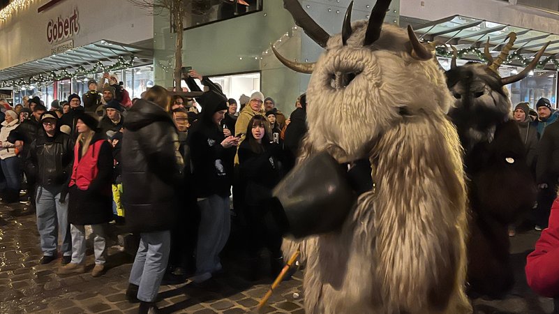 Klausen laufen an Schaulustigen vorbei. | Bild: BR / Johannes Hofmann Klausen laufen an Schaulustigen vorbei.