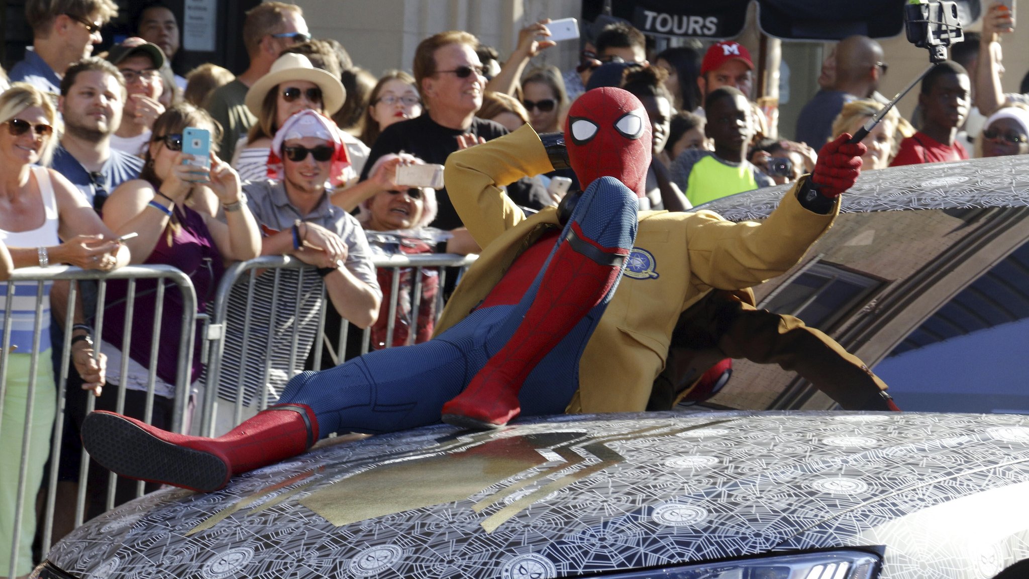 Spider-Man auf einem Auto. | Bild: pa/imageBROKER/Lumeimages.com Spider-Man auf einem Auto.