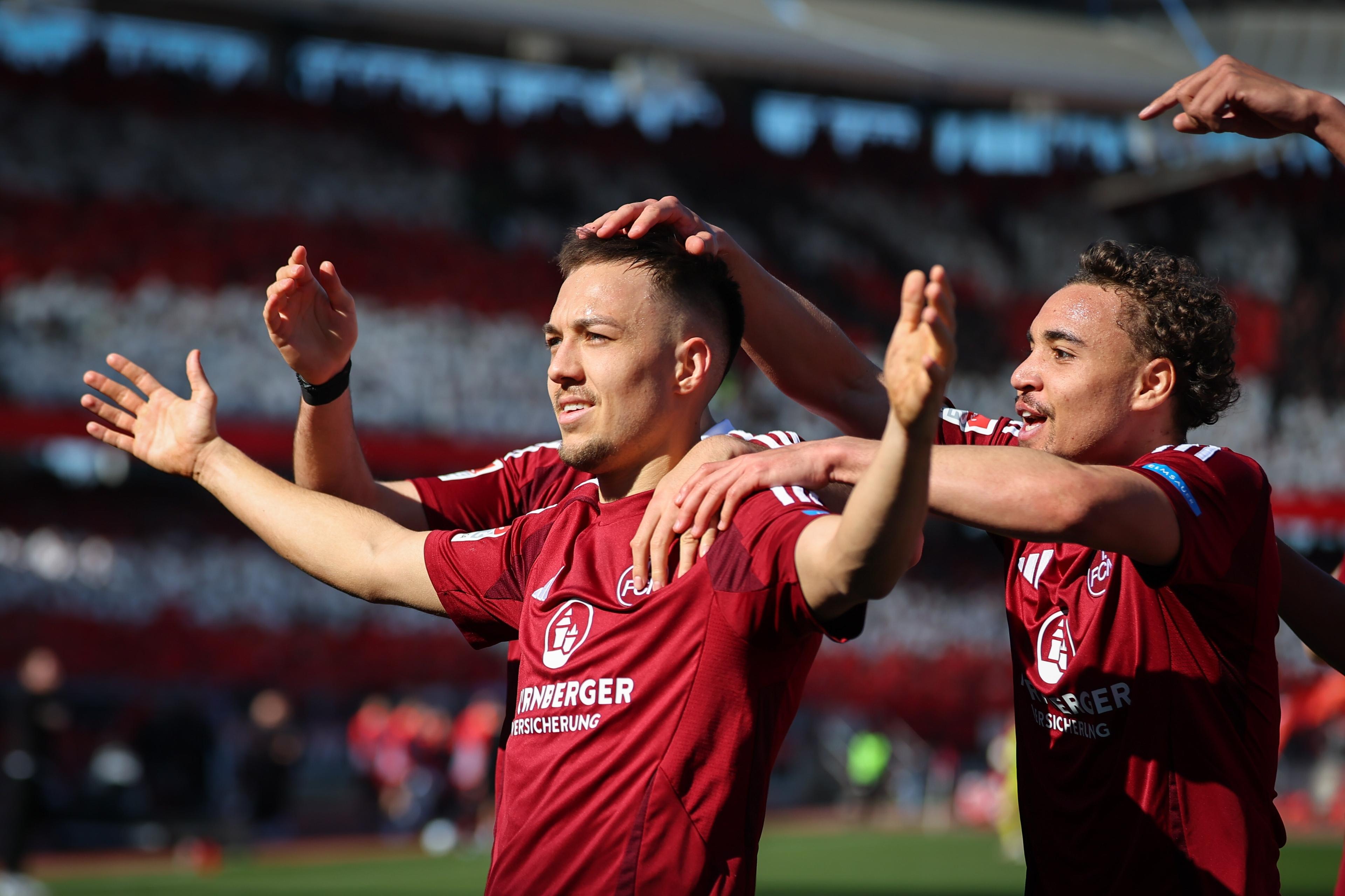 Nürnbergs Julian Justvan (l.) jubelt über seinen Treffer zum 2:0 gegen Fürth
