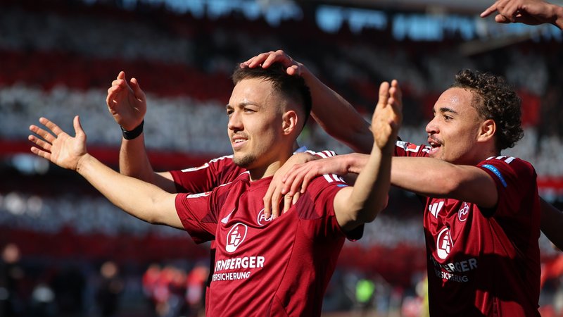 Nürnbergs Julian Justvan (l.) jubelt über seinen Treffer zum 2:0 gegen Fürth | Bild: picture-alliance/dpa Nürnbergs Julian Justvan (l.) jubelt über seinen Treffer zum 2:0 gegen Fürth