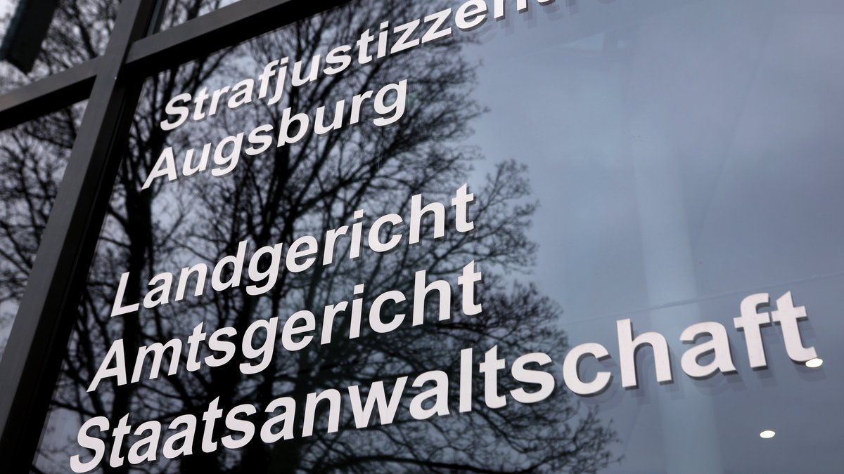 "Landgericht, Amtsgericht, Staatsanwaltschaft" ist am Strafjustizzentrum Augsburg zu lesen.