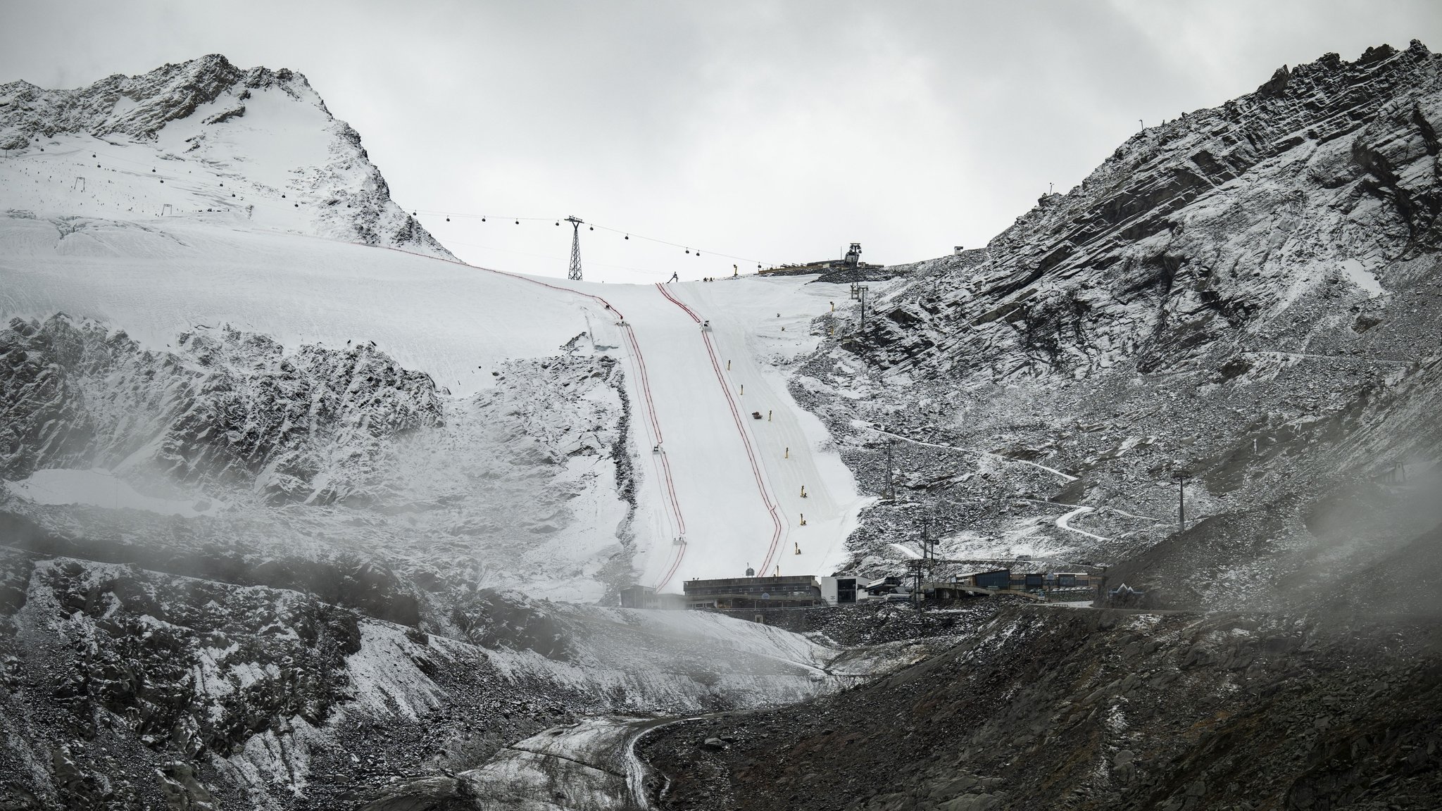 Der Rettenbachferner in Sölden beim Saisonauftakt: Wenig Schnee, viele Felsen