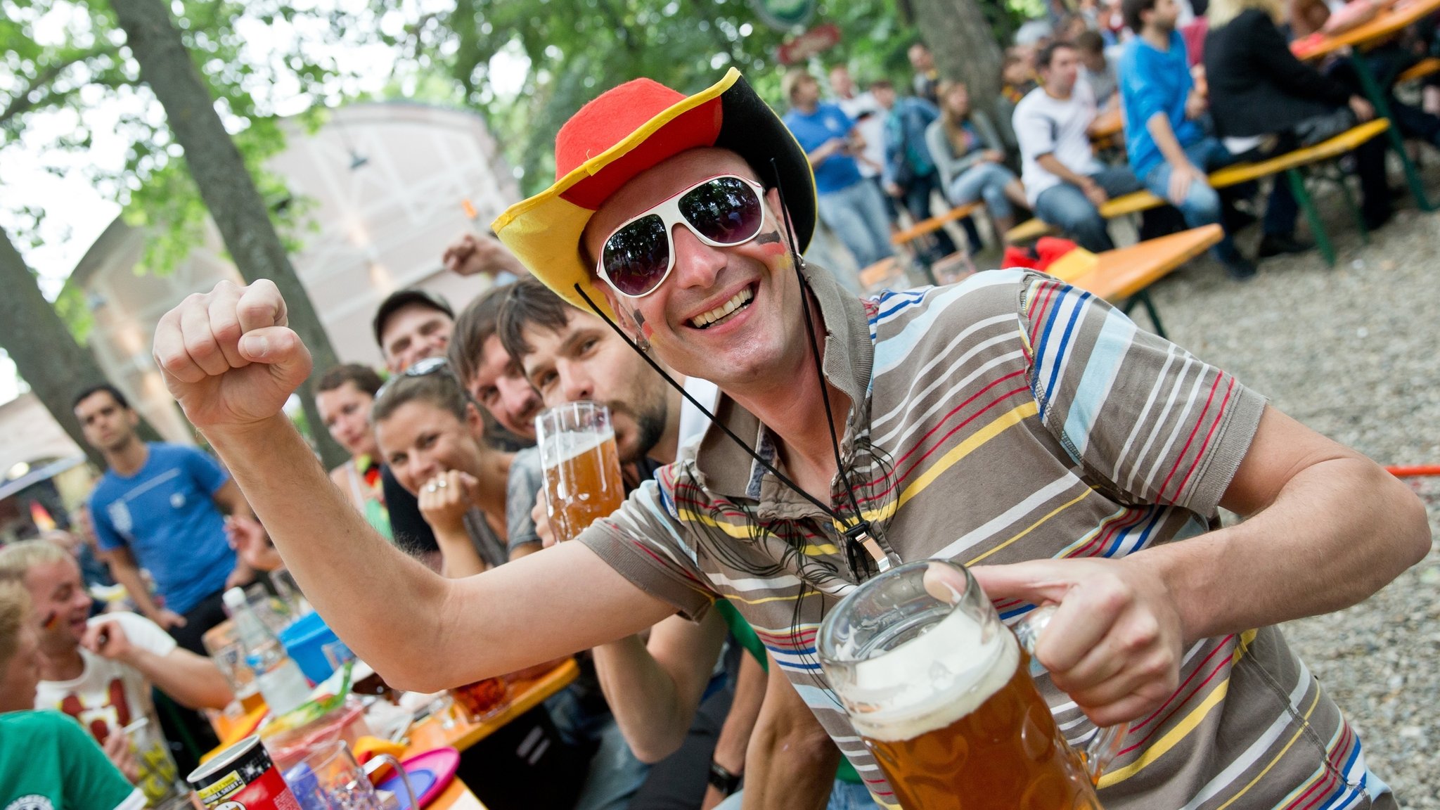 In den Farben schwarz-rot-gold posiert ein Fan am 16.06.2014 in Nürnberg bei der Übertragung des WM-Spiels Deutschland-Portugal in einem Biergarten.