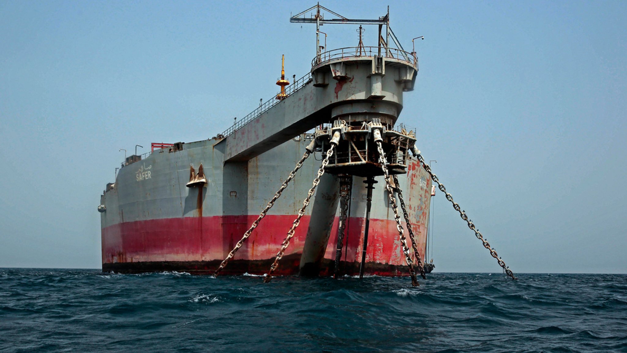 Blick auf den seit Jahren vor sich hin rostenden Öltanker "FSO Safer" im Roten Meer vor der Küste des Jemen. (Archivbild)