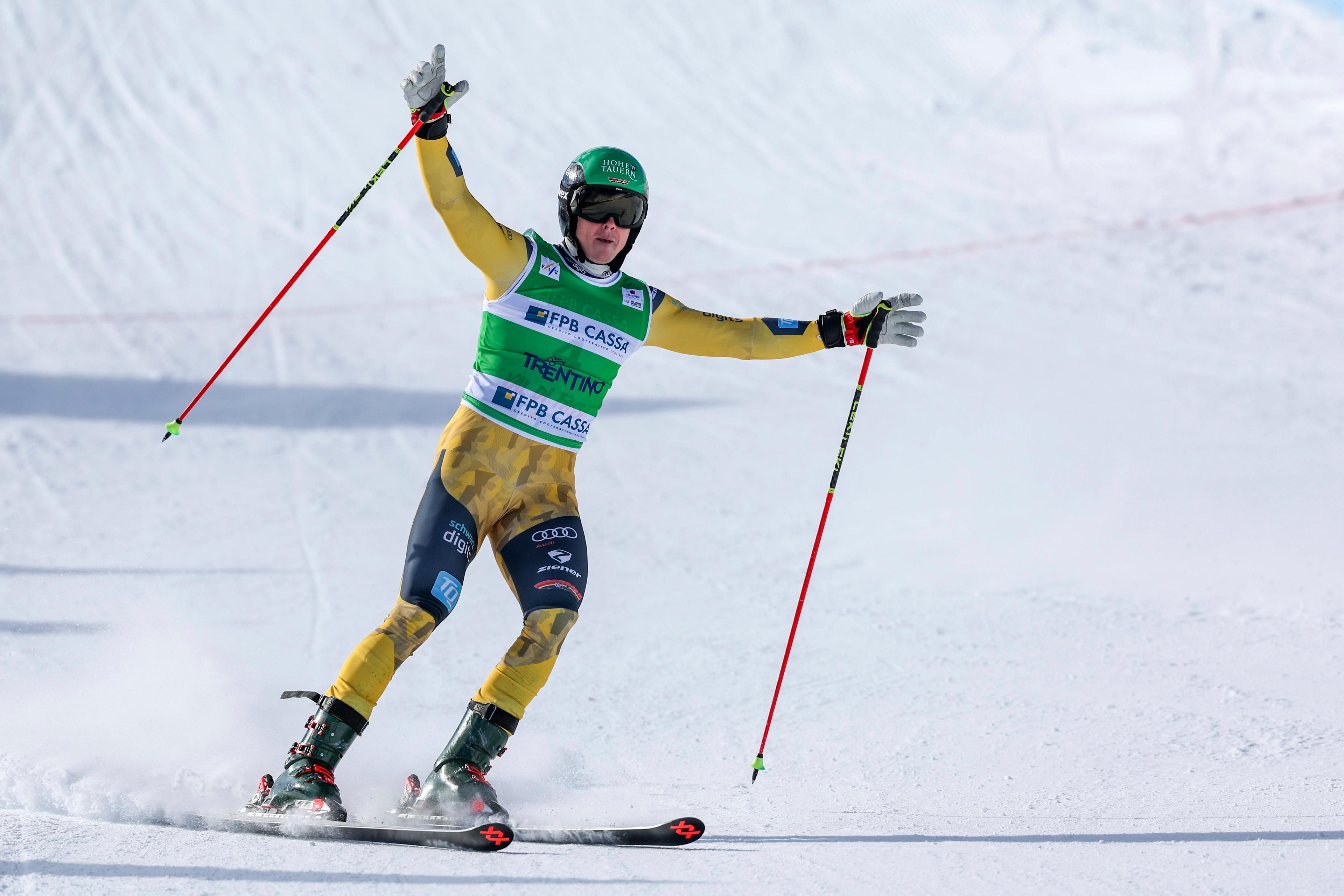 Florian Wilmsmann jubelt im Ziel von Val di Fassa