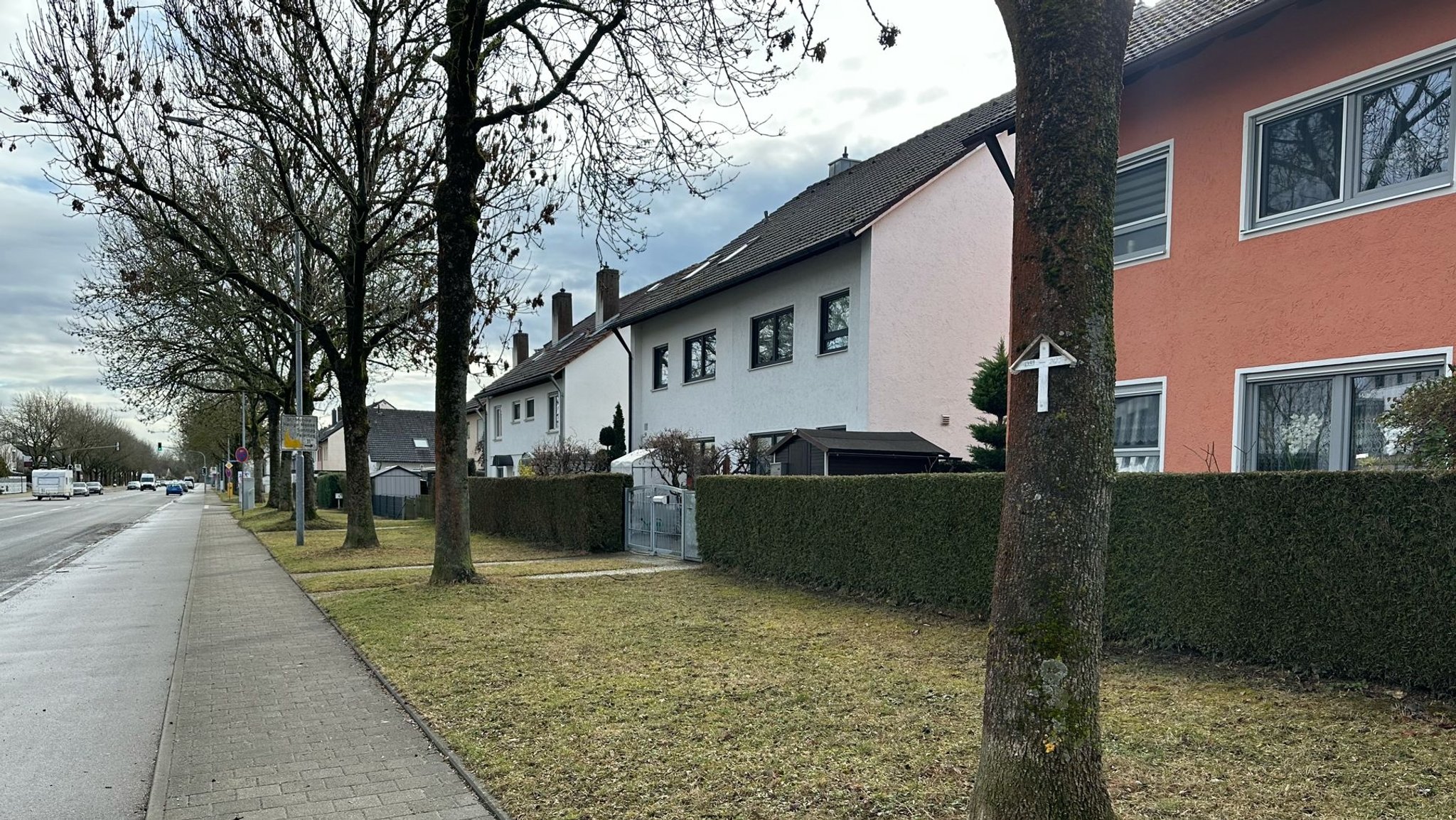 Straße mit Bäumen.