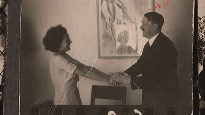 Keineswegs nur eine Mitläuferin: Adolf Hitler begrüßt Leni Riefenstahl in ihrer Villa in Berlin-Dahlem (1937) | Bild: Majestic/ Kontaktbogen aus dem Bestand von Heinrich Hoffmann, Bayerische Staatsbibliothek/ Bildarchiv: Adolf Hitler begrüßt Leni Riefenstahl in ihrer Villa in Berlin-Dahlem (1937) Keineswegs nur eine Mitläuferin: Adolf Hitler begrüßt Leni Riefenstahl in ihrer Villa in Berlin-Dahlem (1937)