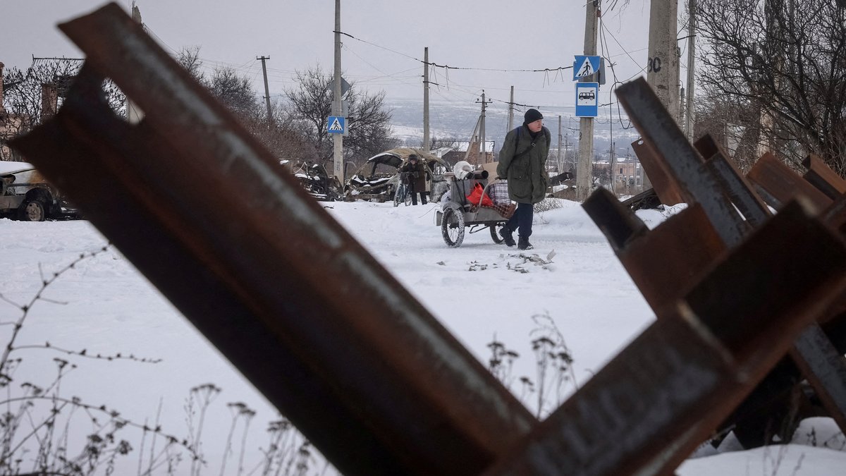 Anwohner gehen auf einer leeren Straße in der Frontstadt Bachmut in der Ukraine am 17. Februar spazieren.