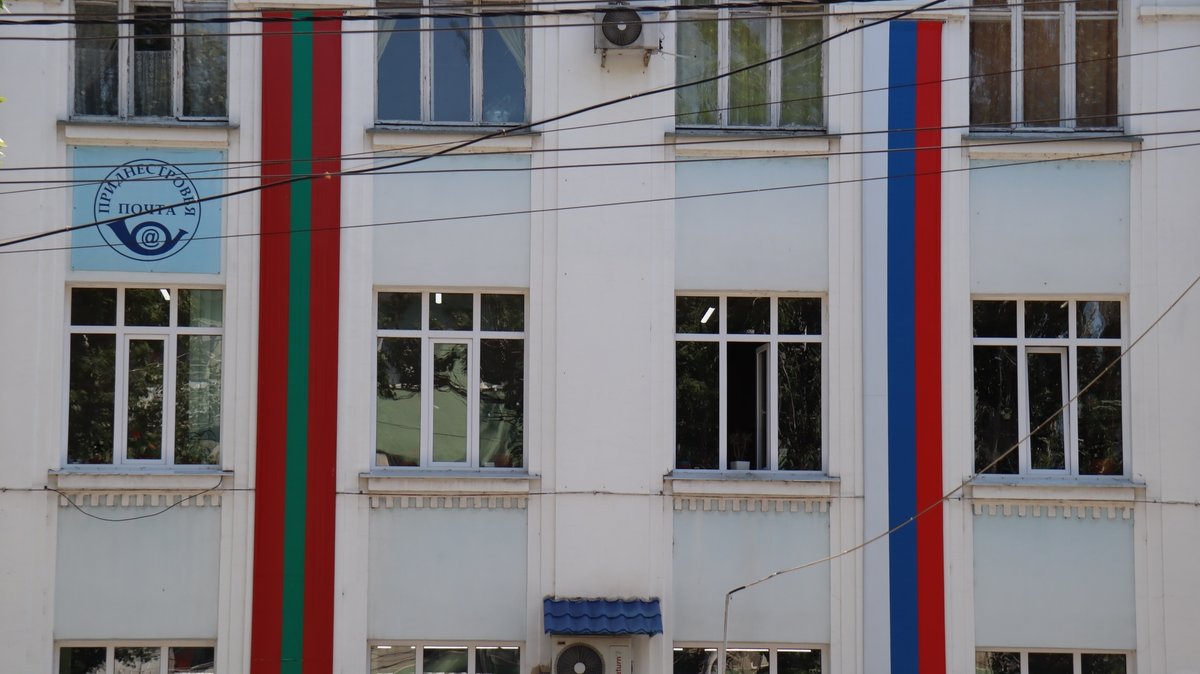Rot-grün-rote transnistrische Flagge neben einer russischen in Tiraspol im moldauischen Separatistengebiet Transnistrien (Juli 2021).