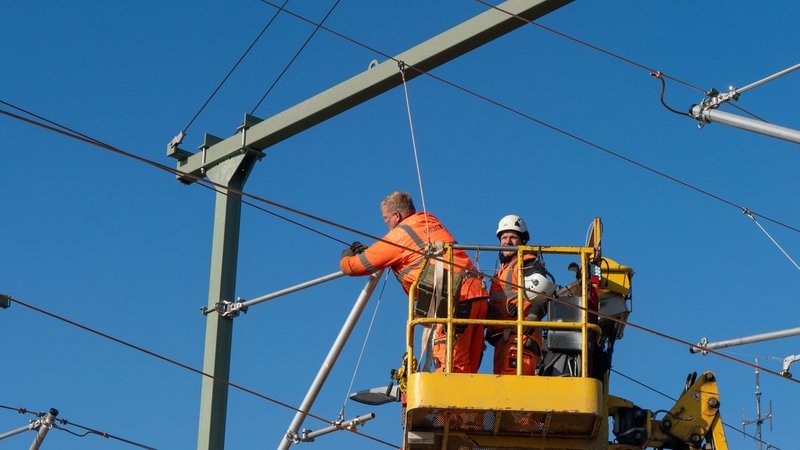 Archivbild: Arbeiten an der Oberleitung der Riedbahn bei der Generalsanierung | Bild: picture alliance / CHROMORANGE | wolfgang cezanne Archivbild: Arbeiten an der Oberleitung der Riedbahn bei der Generalsanierung