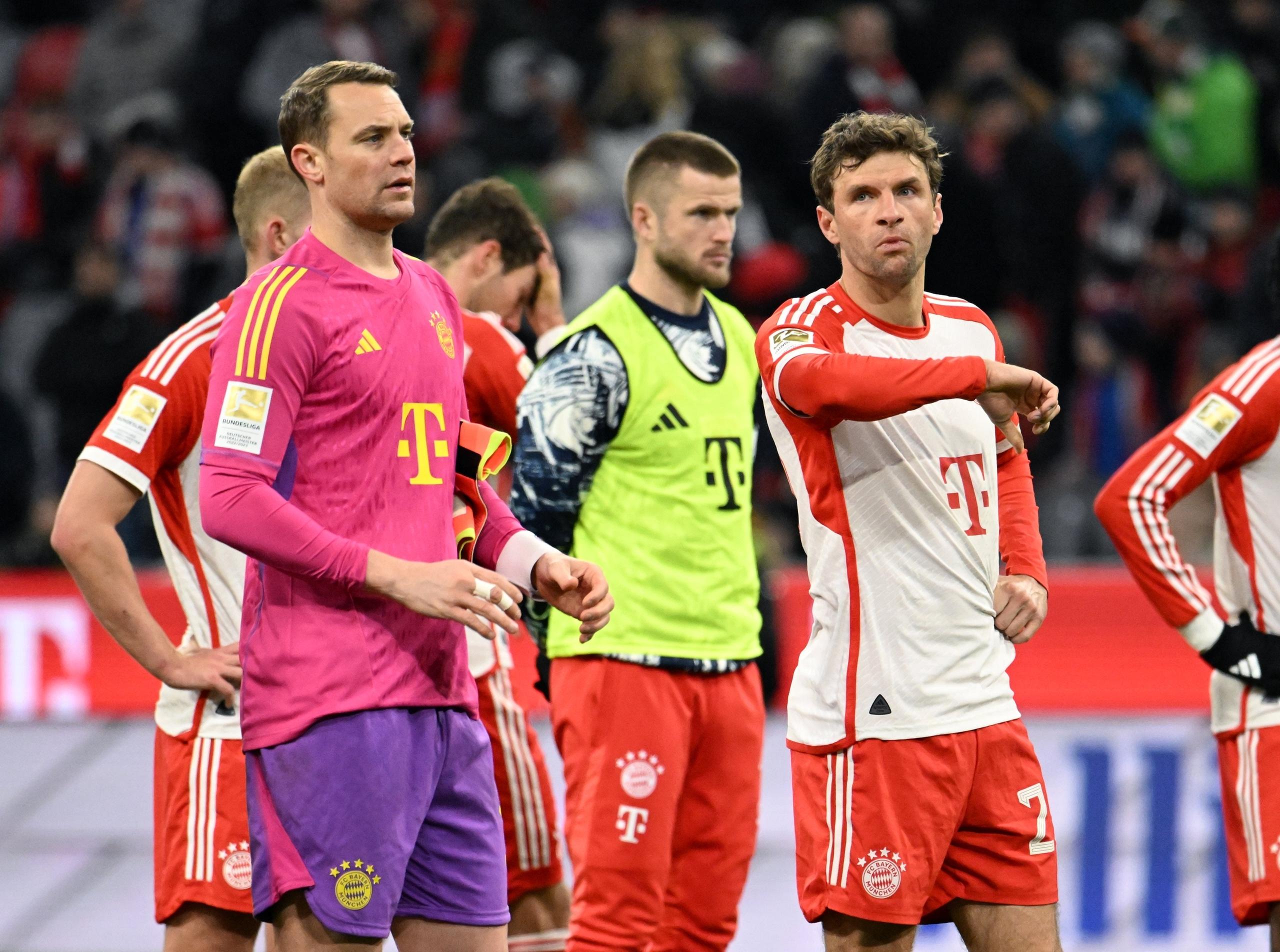 21.01.2024, Bayern, München: Fußball, Bundesliga, FC Bayern München - Werder Bremen, 18. Spieltag, Allianz Arena. Bayerns Torhüter Manuel Neuer (l-r), Bayerns Eric Dier und Bayerns Thomas Müller stehen nach dem Spiel enttäuscht auf dem Platz. WICHTIGER HINWEIS: Gemäß den Vorgaben der DFL Deutsche Fußball Liga bzw. des DFB Deutscher Fußball-Bund ist es untersagt, in dem Stadion und/oder vom Spiel angefertigte Fotoaufnahmen in Form von Sequenzbildern und/oder videoähnlichen Fotostrecken zu verwerten bzw. verwerten zu lassen. Foto: Lukas Barth/dpa +++ dpa-Bildfunk +++