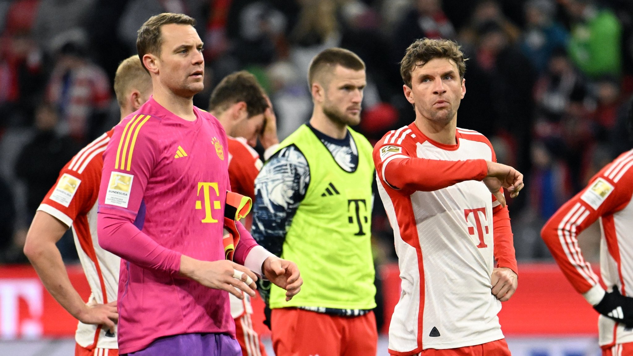 21.01.2024, Bayern, München: Fußball, Bundesliga, FC Bayern München - Werder Bremen, 18. Spieltag, Allianz Arena. Bayerns Torhüter Manuel Neuer (l-r), Bayerns Eric Dier und Bayerns Thomas Müller stehen nach dem Spiel enttäuscht auf dem Platz. WICHTIGER HINWEIS: Gemäß den Vorgaben der DFL Deutsche Fußball Liga bzw. des DFB Deutscher Fußball-Bund ist es untersagt, in dem Stadion und/oder vom Spiel angefertigte Fotoaufnahmen in Form von Sequenzbildern und/oder videoähnlichen Fotostrecken zu verwerten bzw. verwerten zu lassen. Foto: Lukas Barth/dpa +++ dpa-Bildfunk +++