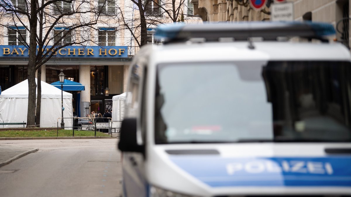 Ein Polizeiauto steht am dritten Tag der Münchner Sicherheitskonferenz 2022 vor dem Hotel Bayerischer Hof.