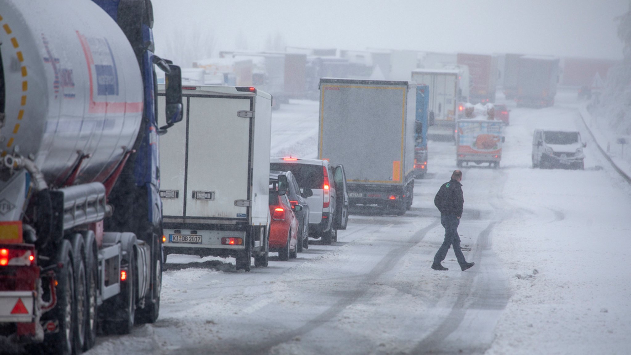 Schnee und Stau auf Autobahnen.