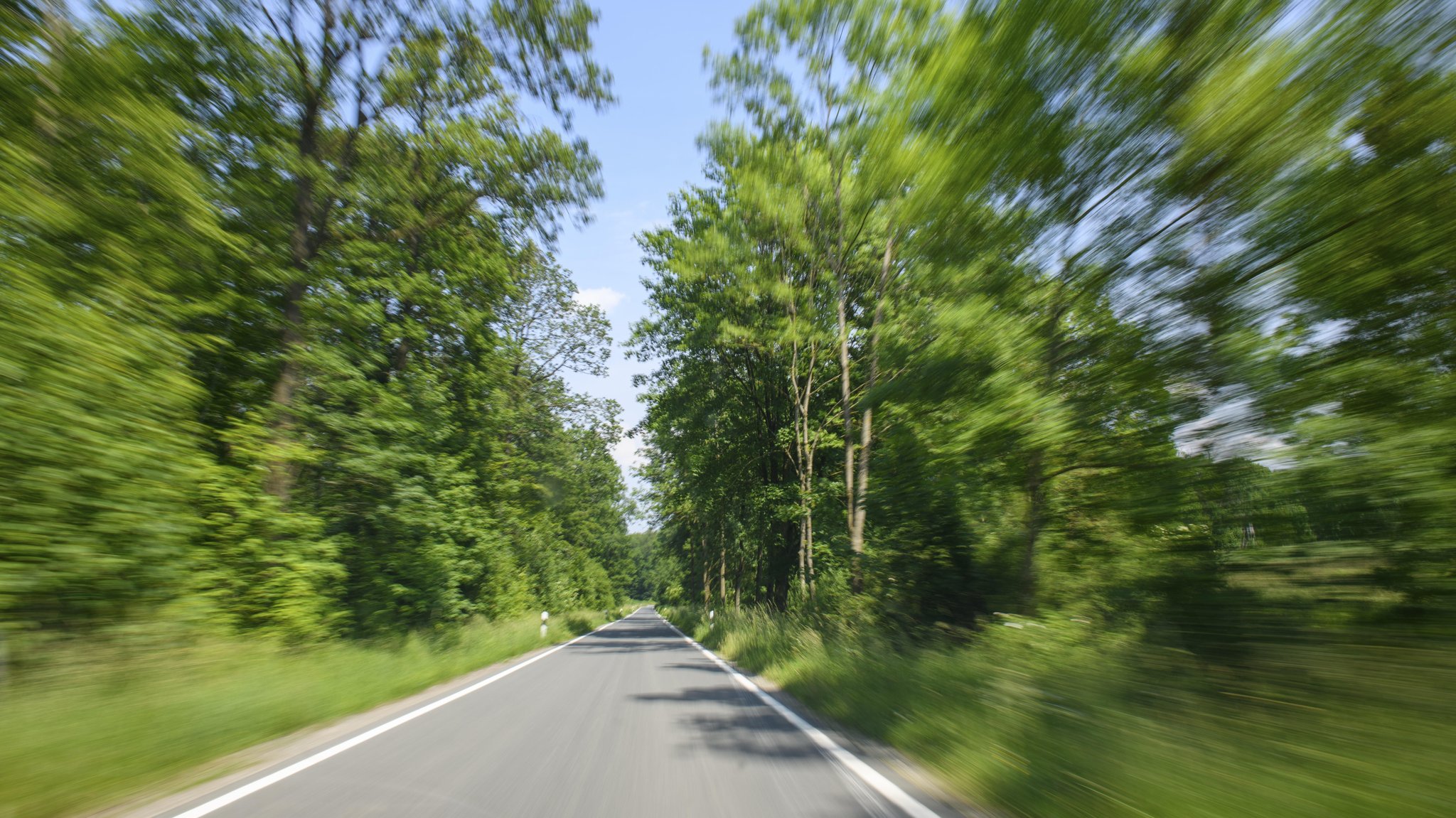 Symbolbild für zu schnelle Fahrt | Bild: picture alliance / imageBROKER | Frank Schneider Symbolbild für zu schnelle Fahrt
