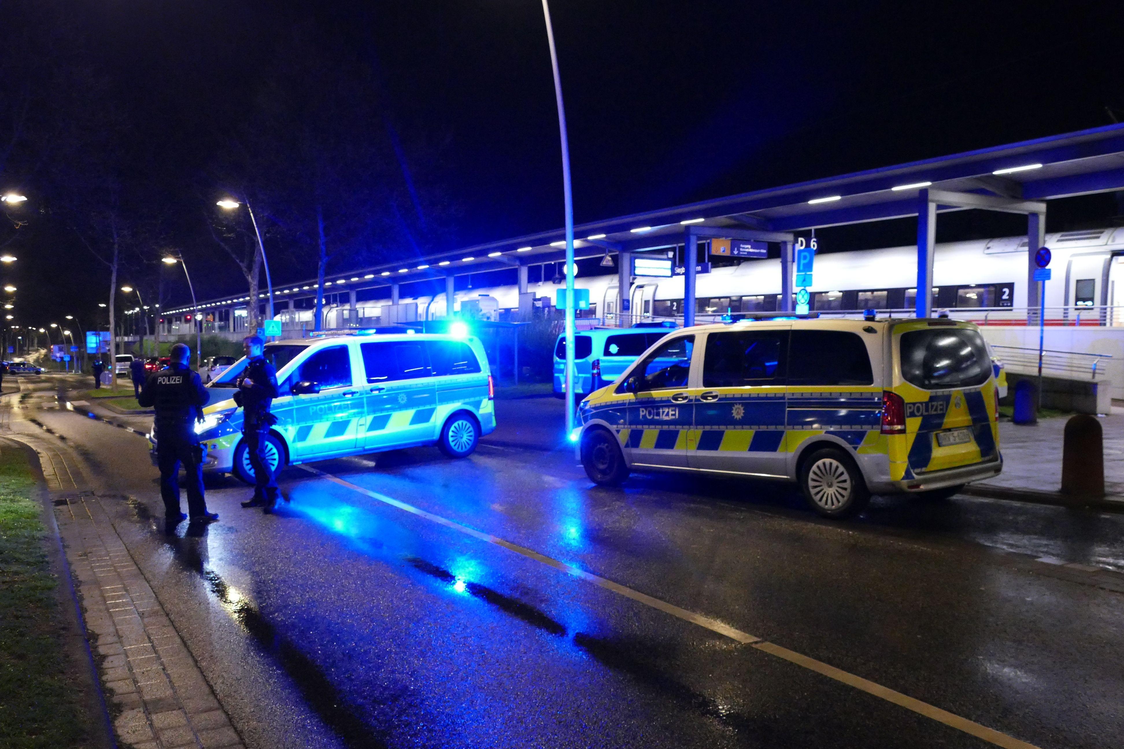 Ein Mann hat in einem ICE in Nordrhein-Westfalen mit einem Anschlag gedroht und mehrere Menschen leicht verletzt