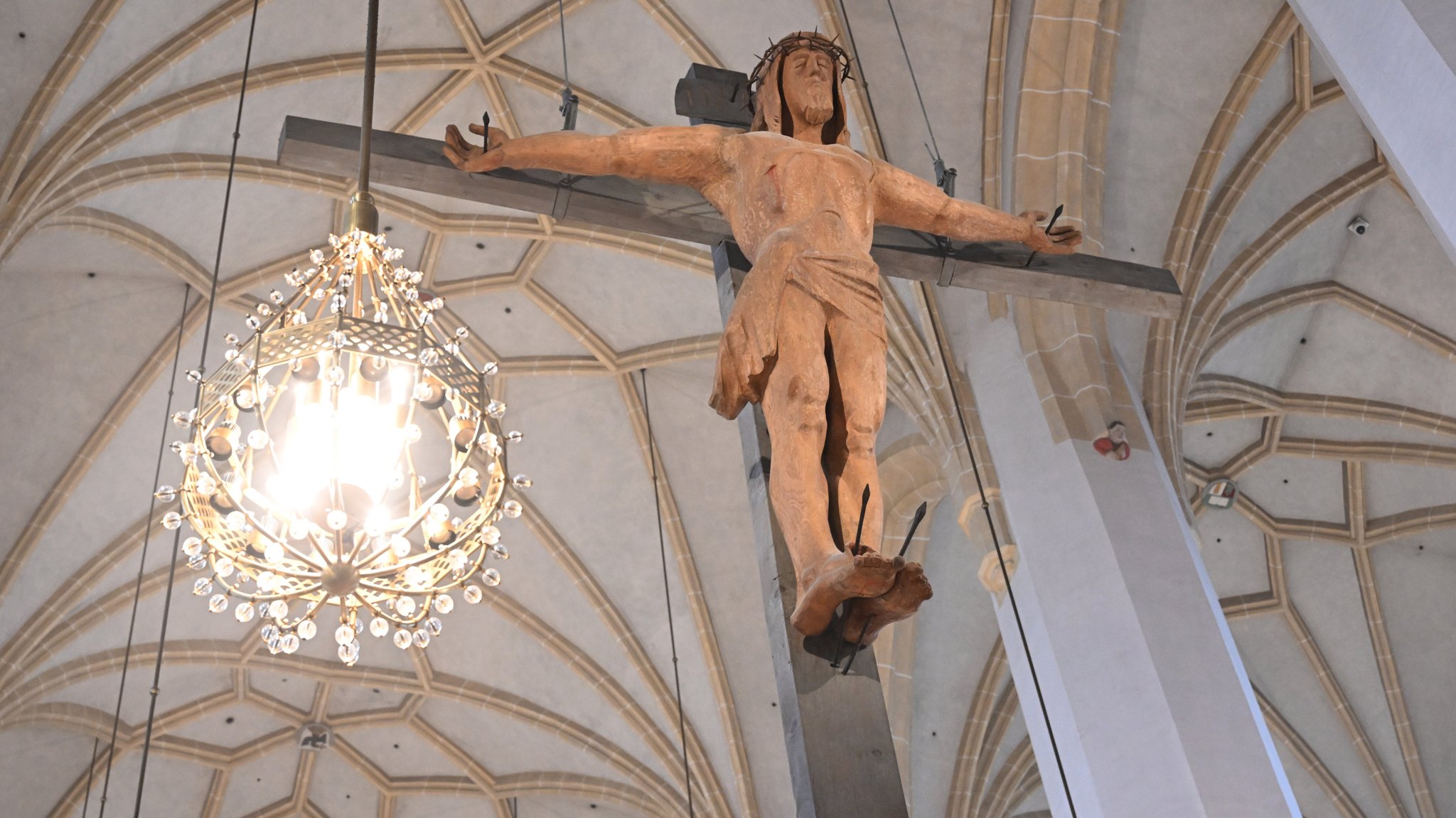 Ein Kreuz hängt am Ostersonntag 2024 im Dom in München (Symbolbild) | Bild: pa/dpa/Felix Hörhager Ein Kreuz hängt am Ostersonntag 2024 im Dom in München (Symbolbild)