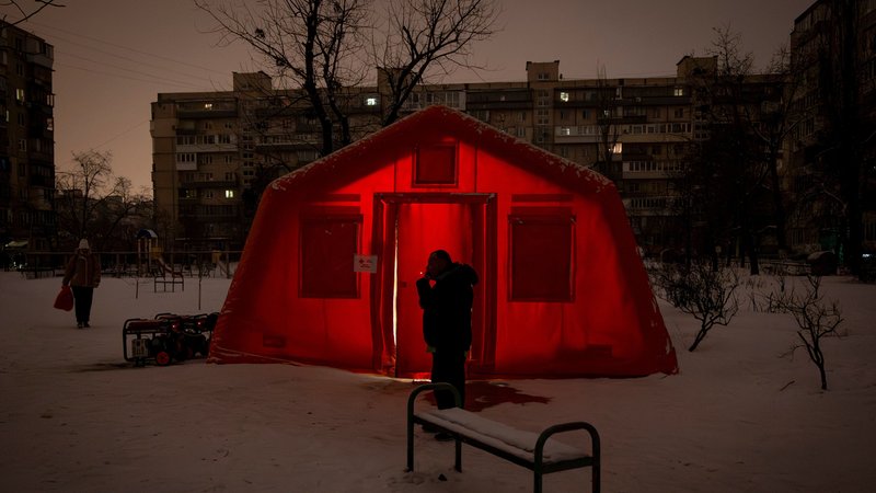 In Kiew raucht ein Mann vor einem Zelt, in dem sich die Menschen aufwärmen können, nach den russischen Luftangriffen auf den ukrainischen Energiesektor. | Bild: dpa-Bildfunk/Danyil Bashakov In Kiew raucht ein Mann vor einem Zelt, in dem sich die Menschen aufwärmen können, nach den russischen Luftangriffen auf den ukrainischen Energiesektor.