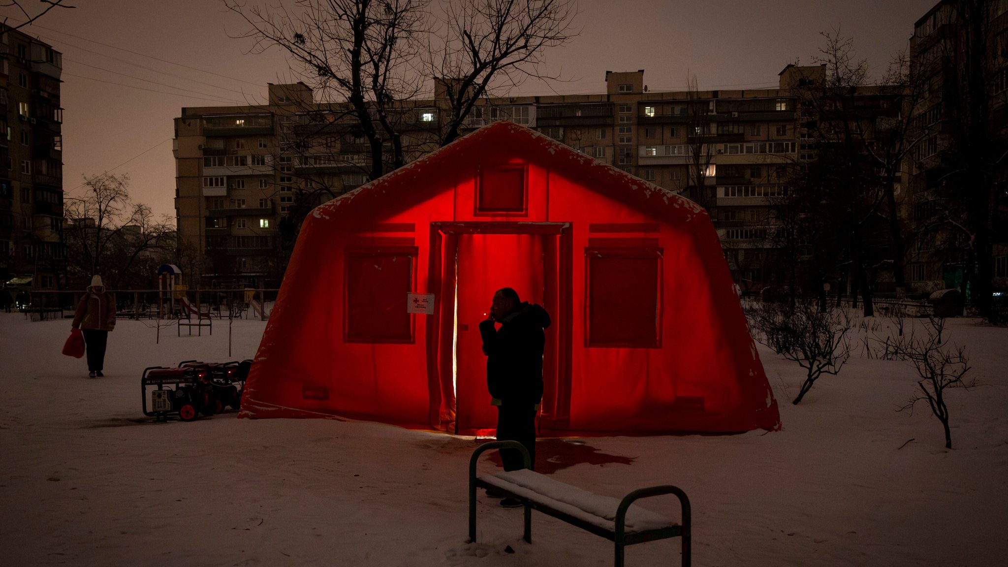In Kiew raucht ein Mann vor einem Zelt, in dem sich die Menschen aufwärmen können, nach den russischen Luftangriffen auf den ukrainischen Energiesektor. | Bild: dpa-Bildfunk/Danyil Bashakov In Kiew raucht ein Mann vor einem Zelt, in dem sich die Menschen aufwärmen können, nach den russischen Luftangriffen auf den ukrainischen Energiesektor.
