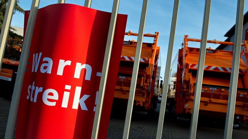 Symbolbild: Warnstreik bei der Müllabfuhr | Bild: picture alliance / dpa | Arno Burgi Symbolbild: Warnstreik bei der Müllabfuhr