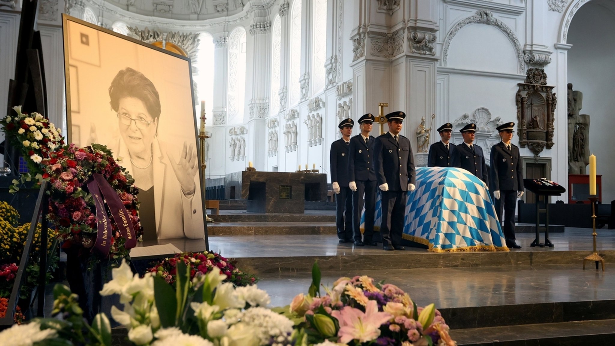 14.10.2022, Bayern, Würzburg: Polizisten stehen im Dom neben dem aufgebahrten Sarg der ehemaligen bayerischen Landtagspräsidentin Barbara Stamm (CSU). Vor einem offiziellen Trauerstaatsakt können Bürgerinnen und Bürger von der verstorbenen Politikerin am Sarg Abschied nehmen. Foto: Karl-Josef Hildenbrand/dpa - Nutzung nur nach schriftlicher Vereinbarung mit der dpa +++ dpa-Bildfunk +++