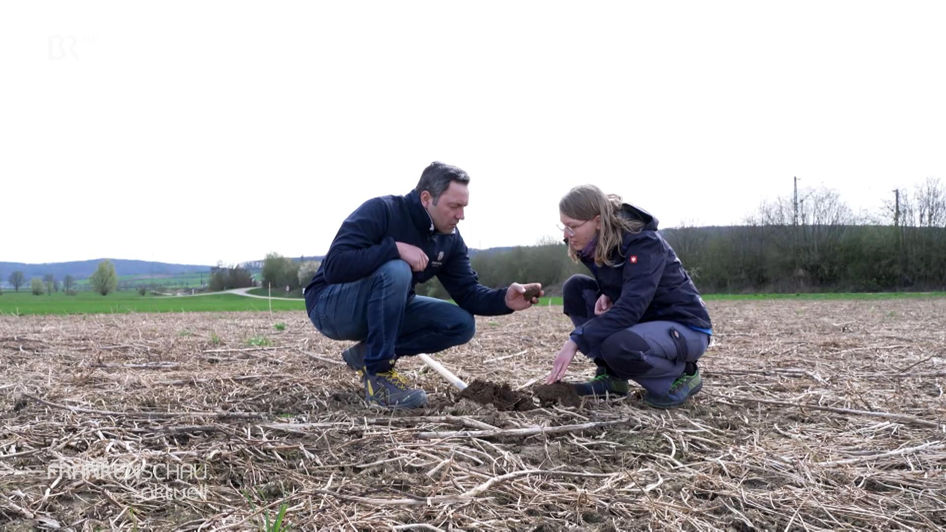 Franziska Sippel zusammen mit Martin Goppel auf dem Feld.