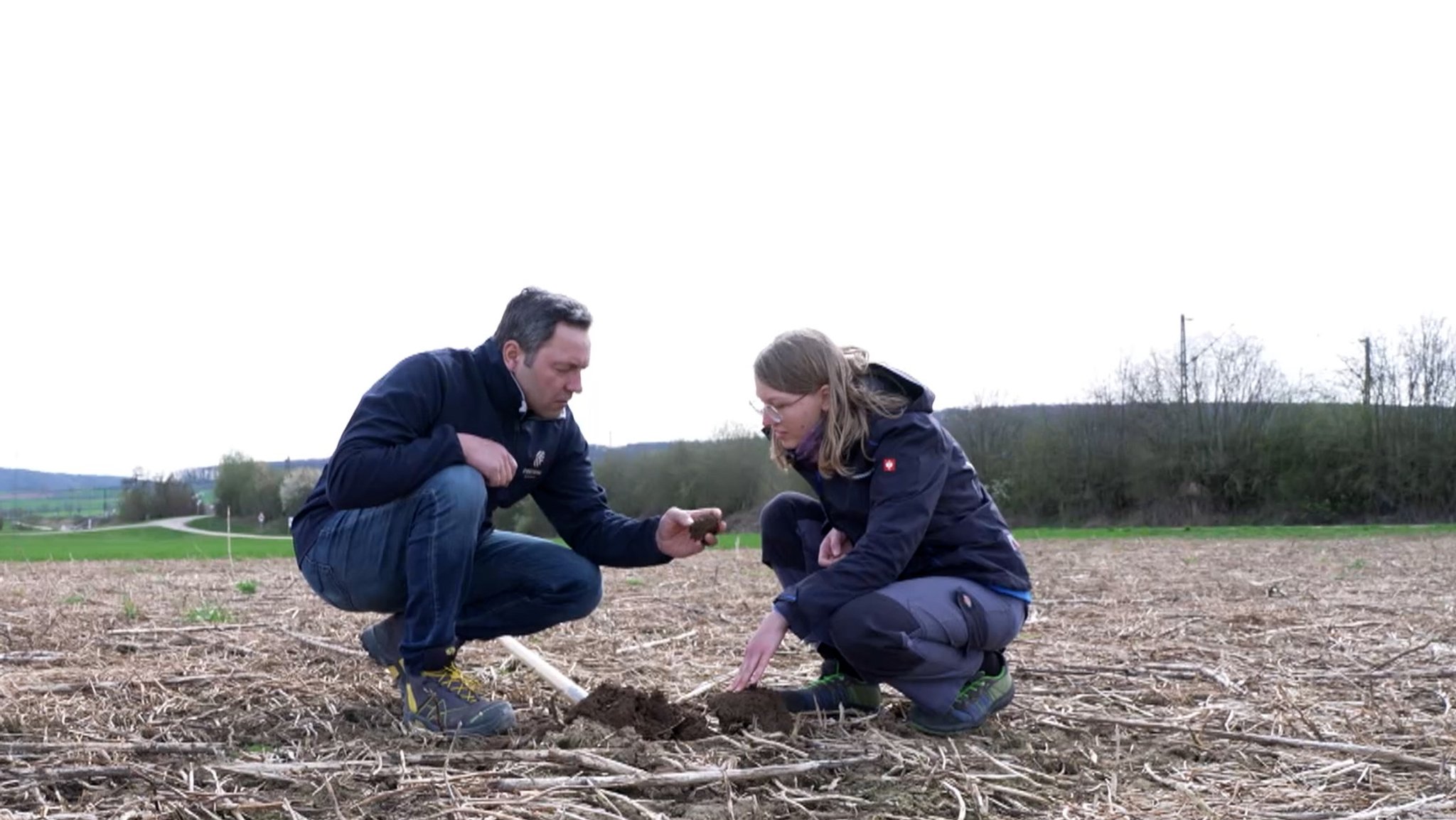 Franziska Sippel zusammen mit Martin Goppel auf dem Feld.