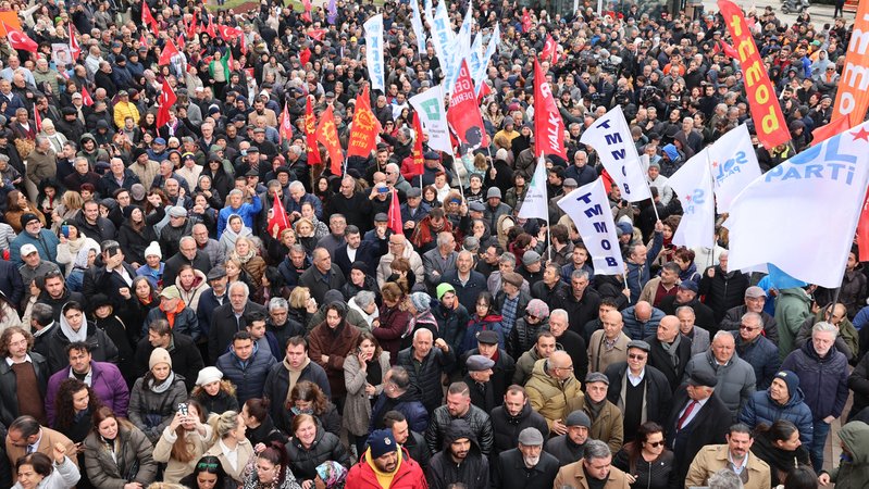 Proteste in der Türkei gegen die Festnahme des Oppositions-Politikers Ekrem Imamoglu. | Bild: picture alliance / abaca | DIA Images/ABACA Proteste in der Türkei gegen die Festnahme des Oppositions-Politikers Ekrem Imamoglu.