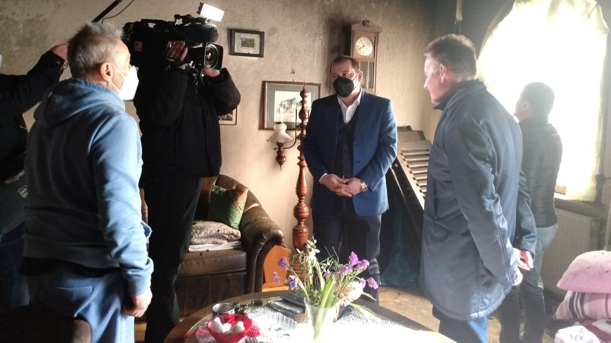 Kameramann filmt Ömer Temirci, Oberbürgermeister Thomas Jung und den Hauseigentümer in einer verrußten Wohnung.