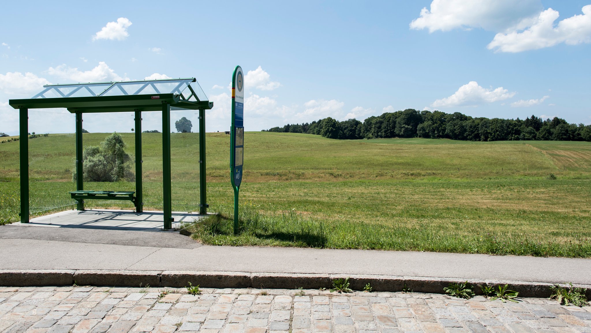 Eine Bushaltestelle auf dem Land in Bayern. 