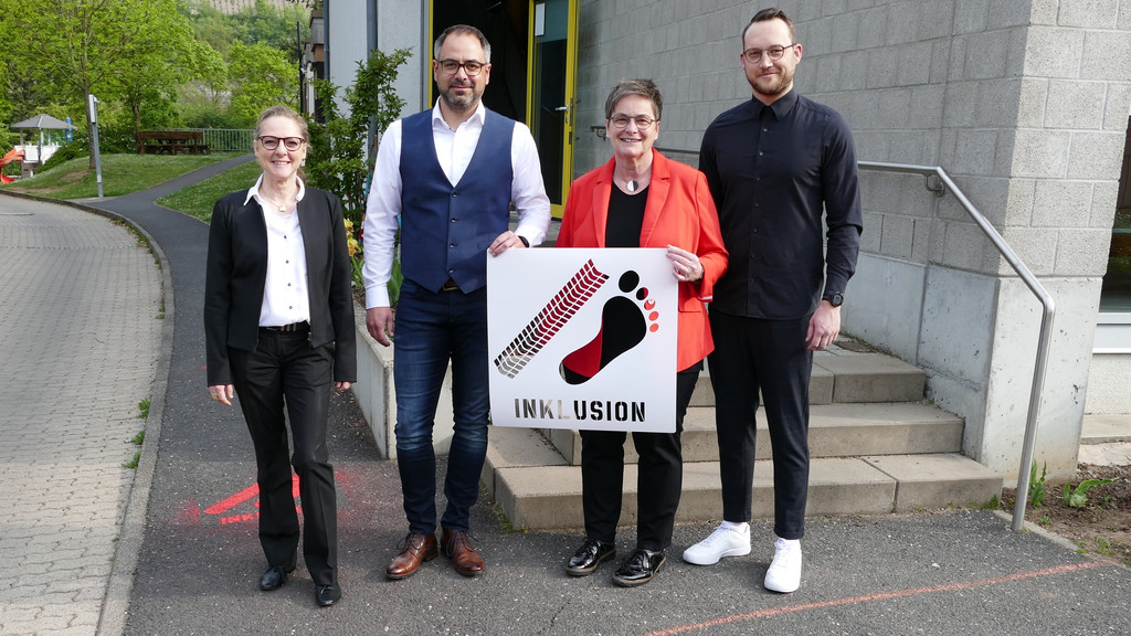 Die Organisatoren einer der Aktionen am europäischen Protesttag zur Gleichstellung von Menschen mit Behinderung in Würzburg: Martina Sponholz (Geschäftsführerin Lebenshilfe Würzburg e.V.), Simon Haupt (Prokurist und kaufmännischer Leiter der Mainfränkischen Werkstätten), Hildegard Metzger (Stellv. Landesvorsitzende Lebenshilfe Landesverband Bayern), Matthis Frankenstein (Leiter Marketing FC Würzburger Kickers | Bild: Yasmin Koch/Kickers Die Organisatoren einer der Aktionen am europäischen Protesttag zur Gleichstellung von Menschen mit Behinderung in Würzburg: Martina Sponholz (Geschäftsführerin Lebenshilfe Würzburg e.V.), Simon Haupt (Prokurist und kaufmännischer Leiter der Mainfränkischen Werkstätten), Hildegard Metzger (Stellv. Landesvorsitzende Lebenshilfe Landesverband Bayern), Matthis Frankenstein (Leiter Marketing FC Würzburger Kickers
