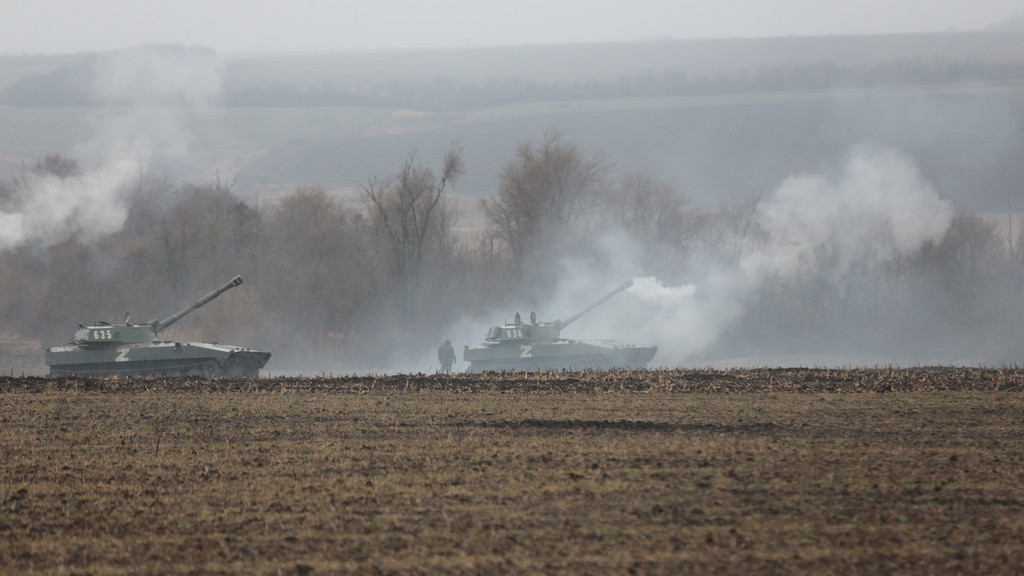 Zwei Panzer feuern auf einem Acker in der Region Donezk