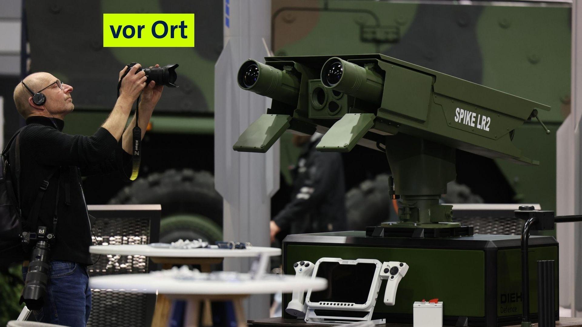 Ein Fotograf hält seine Kamera auf ein Panzerabwehrlenkwaffensystem.