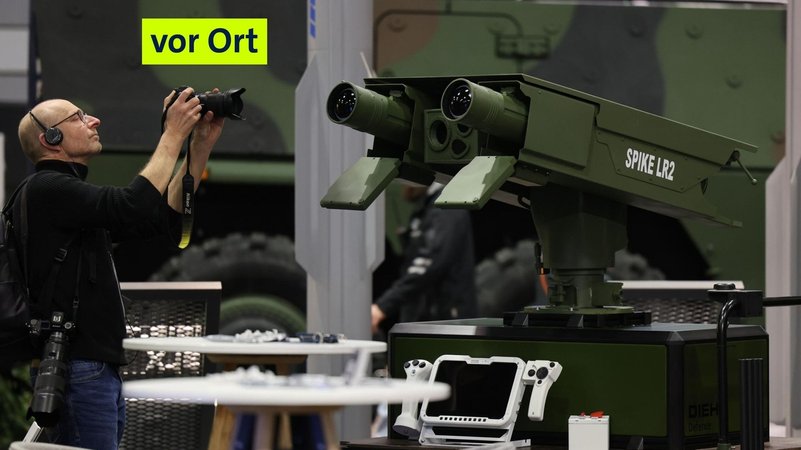 Ein Fotograf hält seine Kamera auf ein Panzerabwehrlenkwaffensystem. | Bild: Nürnberg Messe Ein Fotograf hält seine Kamera auf ein Panzerabwehrlenkwaffensystem.