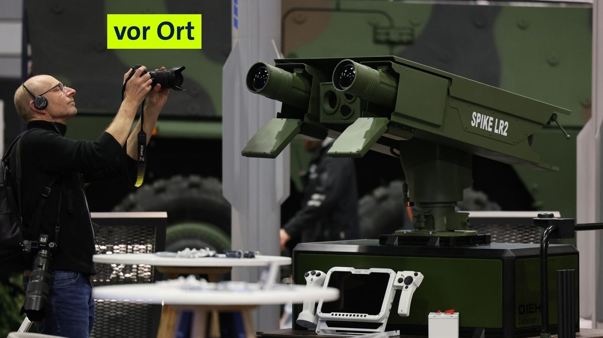 Ein Fotograf hält seine Kamera auf ein Panzerabwehrlenkwaffensystem. | Bild: Nürnberg Messe Ein Fotograf hält seine Kamera auf ein Panzerabwehrlenkwaffensystem.