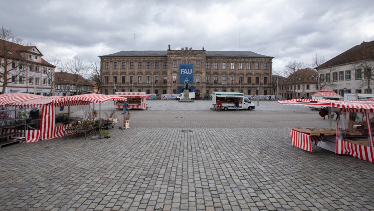 Das Erlanger Schloss, in dem sich die Verwaltung der Friedrich-Alexander-Universität befindet, mit Marktständen im Vordergrund