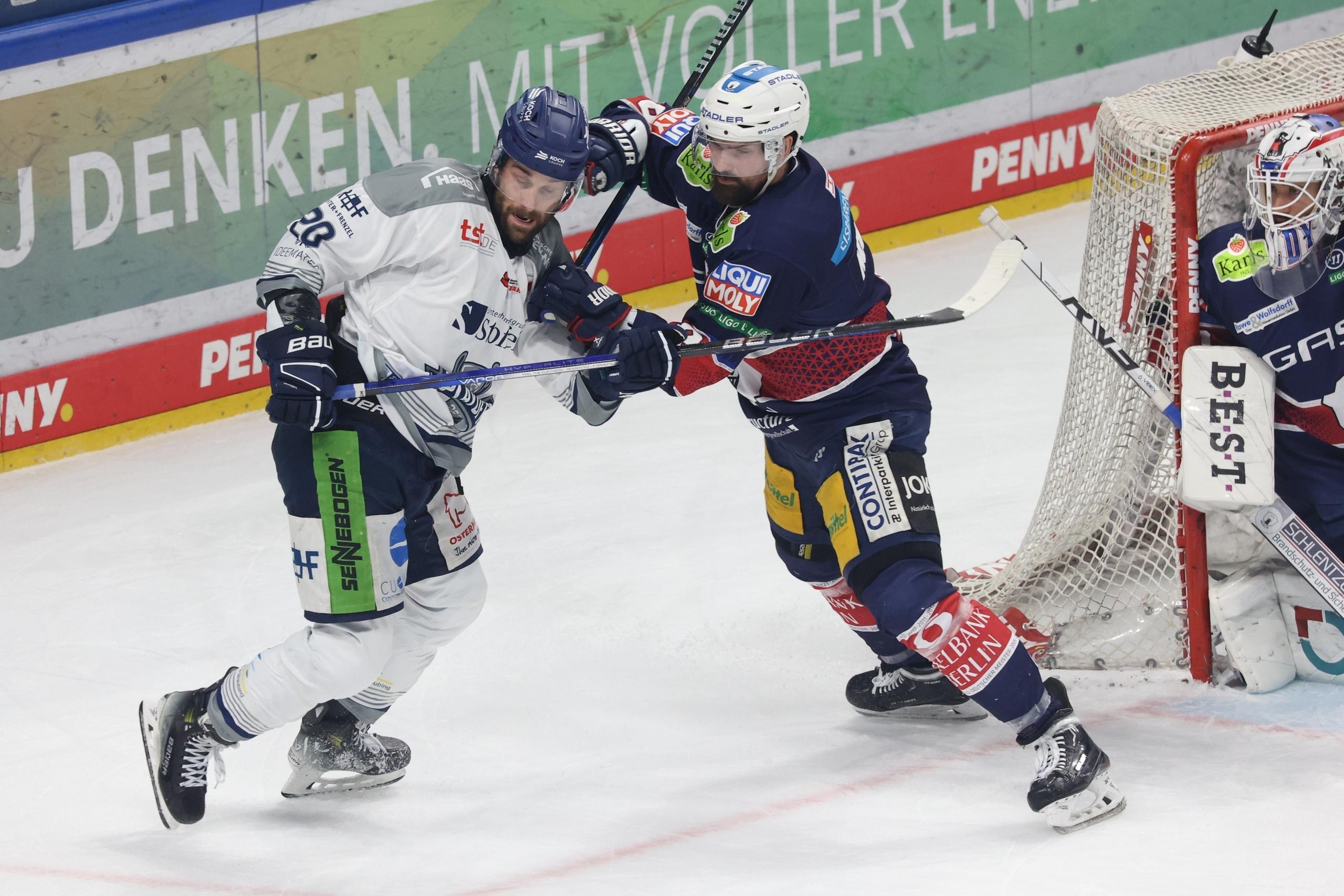 Spielszene Eisbären Berlin - Straubing Tigers