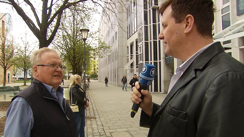 Mathias Flasskamp interviewt Mann auf der Straße