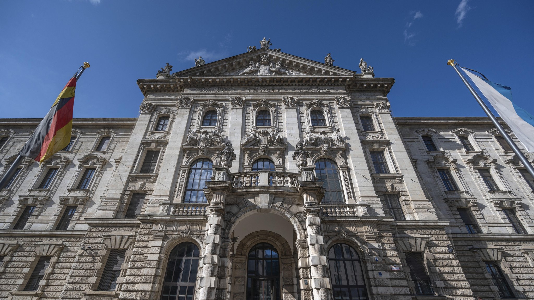 (Symbolbild) Hauptfassade des Justizpalastes, Sitz des Landgerichts | Bild: picture alliance / imageBROKER | Helmut Meyer zur Capellen (Symbolbild) Hauptfassade des Justizpalastes, Sitz des Landgerichts