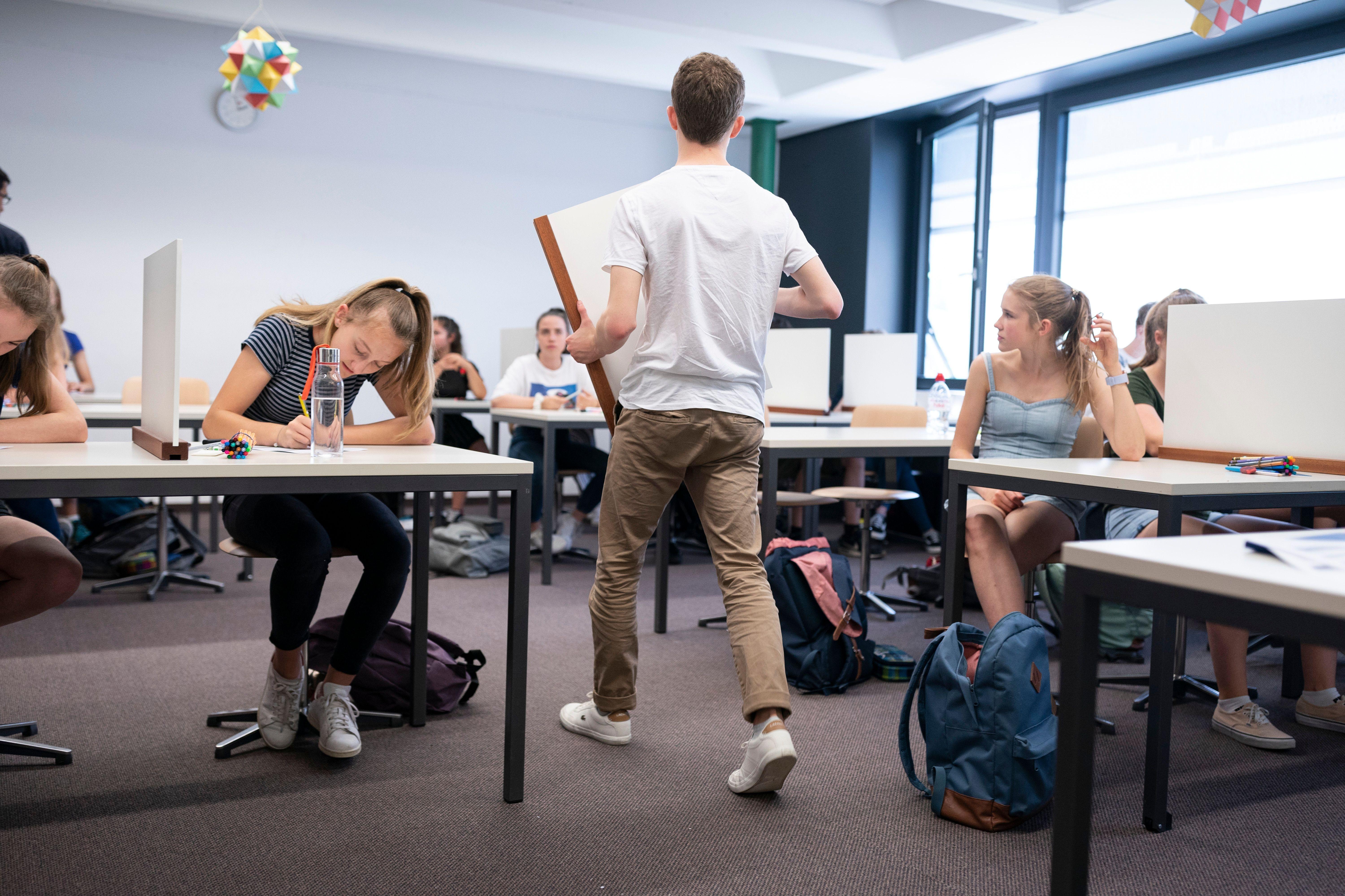 Hefte weg, Trennwände hoch. Unangekündigte Leistungsnachweise in Bayern sollen nach dem Willen der Staatsregierung bleiben. 