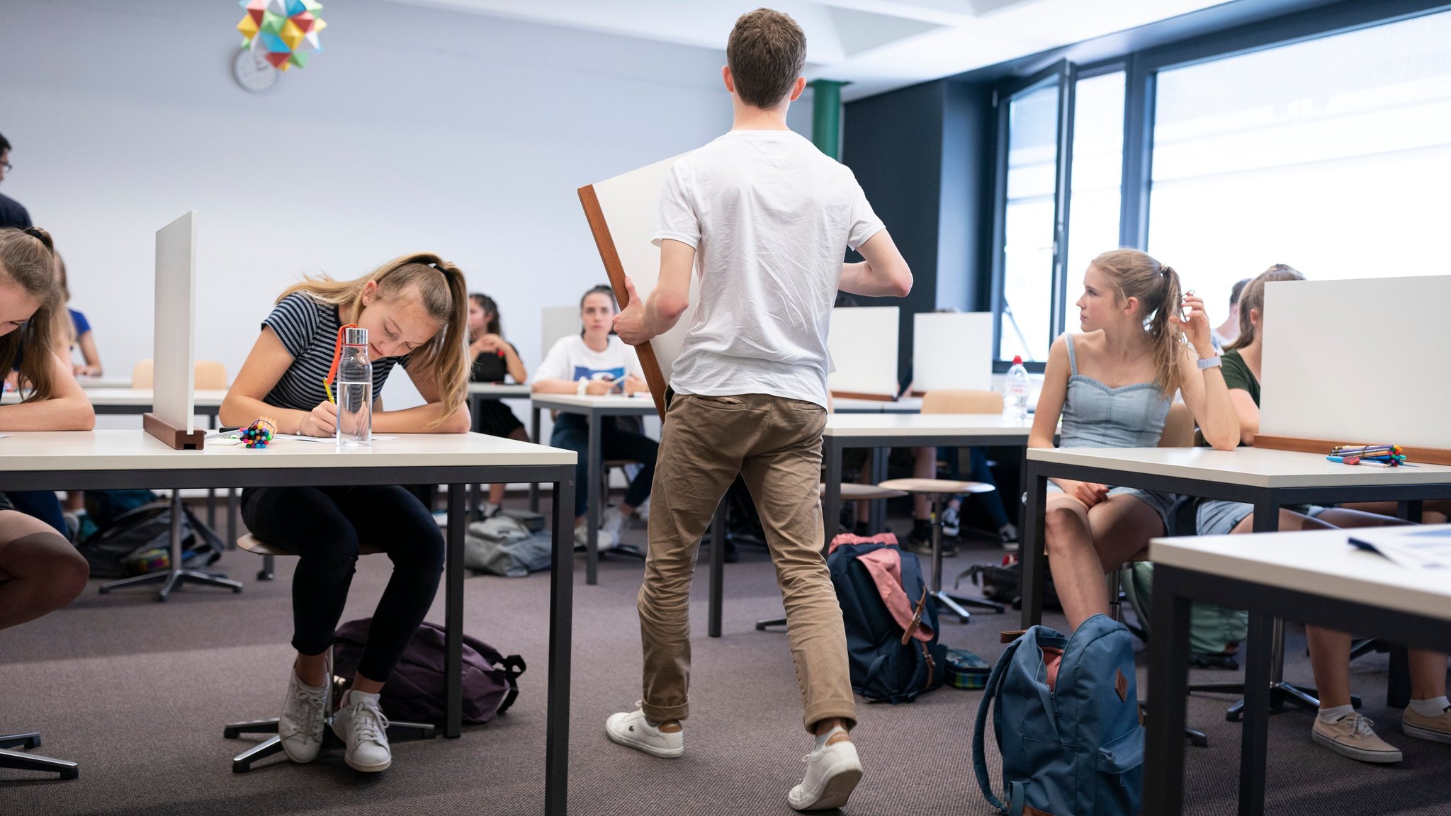 Hefte weg, Trennwände hoch. Unangekündigte Leistungsnachweise in Bayern sollen nach dem Willen der Staatsregierung bleiben. 